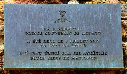 Messingtafel mit der Aufschrift, dass Fürst Albert II. von Monaco Fort la Latte am 05.07.2012 besucht hat