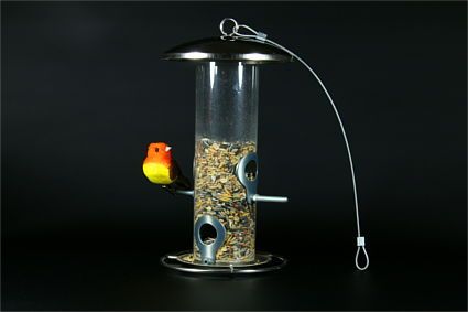 Ein Futterautomat aus Edelstahl mit einem kleinen Vogel aus Stoff