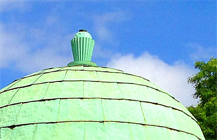 Ein rundes altes Kupferdach, das eine schöne grüne Patina hat.