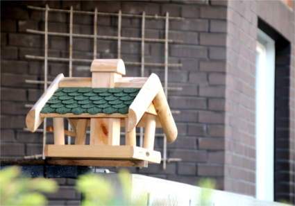 Ein Silo-Vogelhaus auf einem Balkon im Erdgeschoss