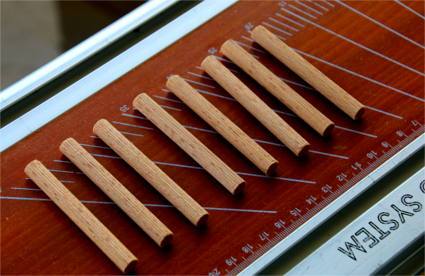 Acht zugeschnittene Rundhölzer von ca. 8 cm Länge