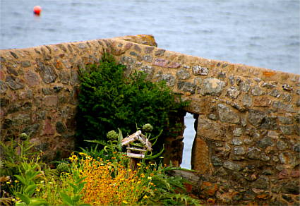 Ein Ausschnitt des Burggartens im Fort la Latte mit dem kleinen Vogelhaus